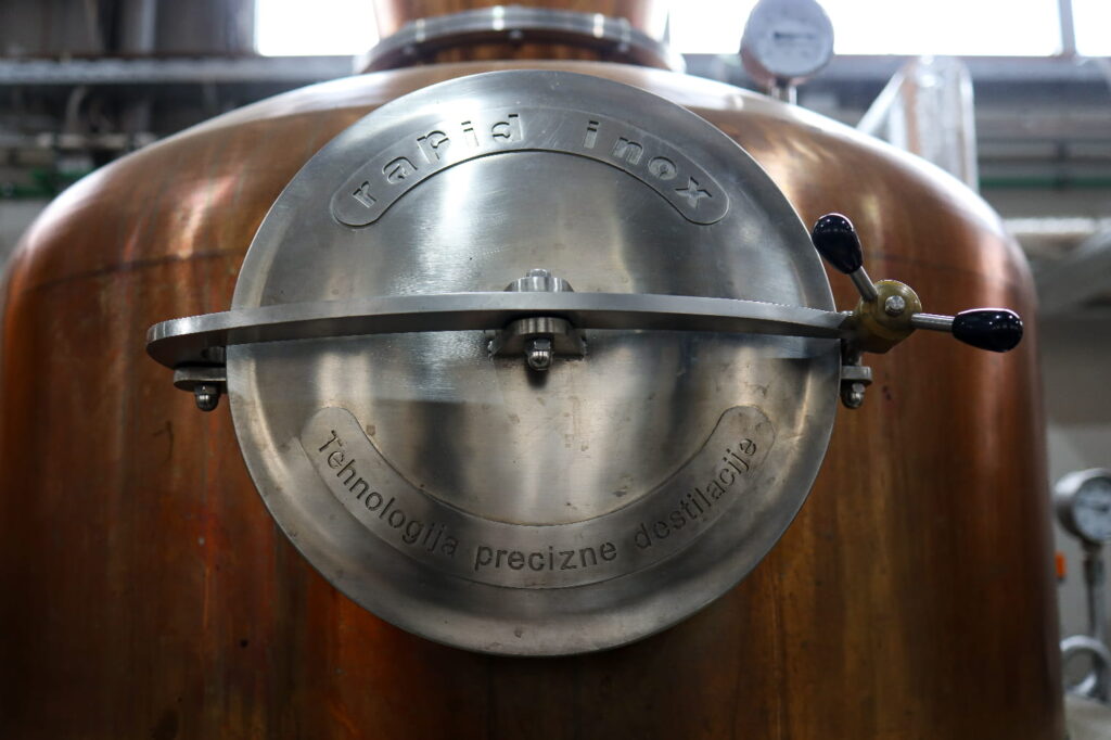 Moderni destilacioni kotao koji se koristi u destileriji Stršljen